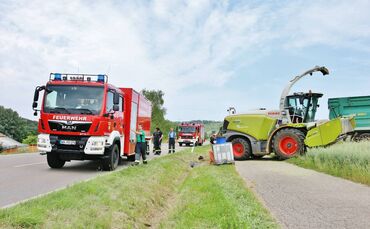 Fatale Kettenreaktion - Mähdrescher fährt gegen Schild - Dieses bohrt sich in Dieseltank - hunderte Liter diesel laufen in Kanal