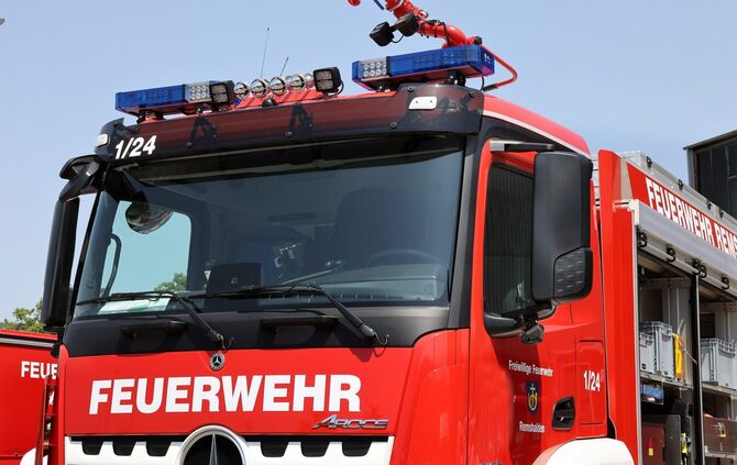Feuerwehr Blaulicht Brand Feuer Feuerwehreinsatz Feuerwehrfahrzeug Feuerwehrauto Symbol Symbolbild Symbolfoto
