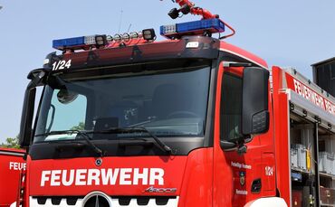 Feuerwehr Blaulicht Brand Feuer Feuerwehreinsatz Feuerwehrfahrzeug Feuerwehrauto Symbol Symbolbild Symbolfoto