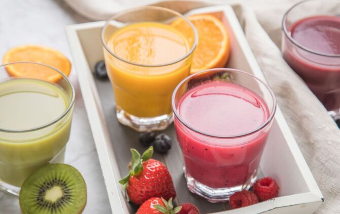 Obst- und Gemüsesäfte sollen beim Entgiften unterstützen.