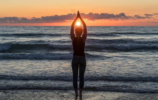 Beim Yoga verbrennen Sie etwa 300 bis 350 Kalorien pro Stunde.