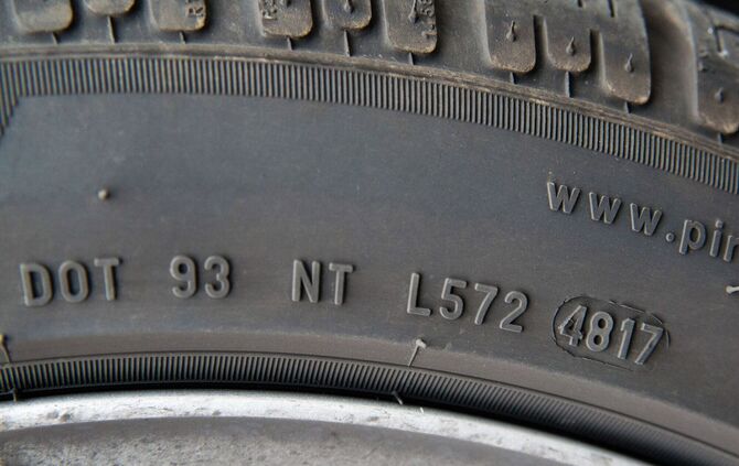 Das Alter der Pneus erkennen Sie am oval eingefassten Code.