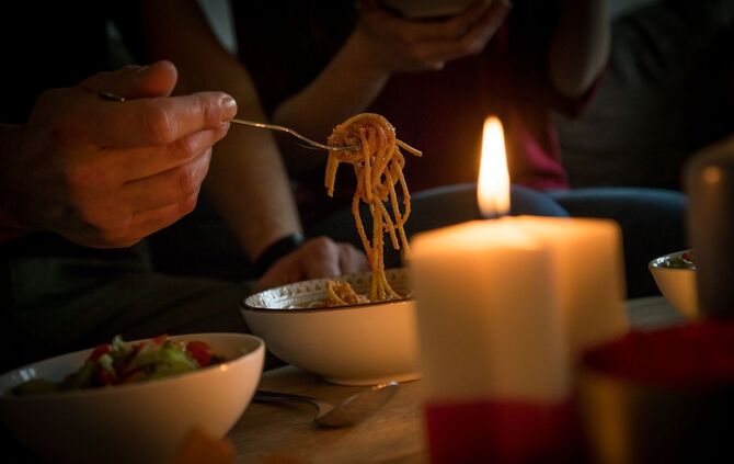 Menschen die spät schlafen gehen, lassen eher das Frühstück aus.