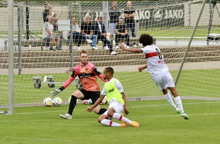 Trainingsauftakt beim VfB Stuttgart, Florian Müller, Enzo Millot