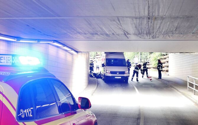 Erneut: Sprinter bleibt in der Unterführung stecken - Feuerwehr im Einsatz