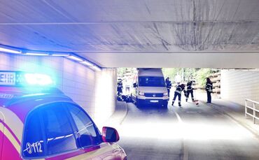 Erneut: Sprinter bleibt in der Unterführung stecken - Feuerwehr im Einsatz 
