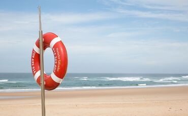 Rettung in Sicht: An einsamen Stränden nicht allein baden gehen.
