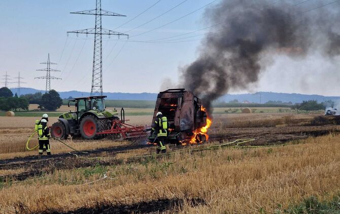 Traktor mit Ballenpesse in Brand geraten - Nellmersbach