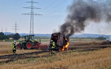 Traktor mit Ballenpesse in Brand geraten - Nellmersbach