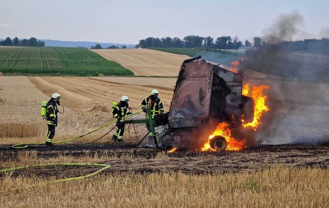 Traktor mit Ballenpesse in Brand geraten 2 - Nellmersbach