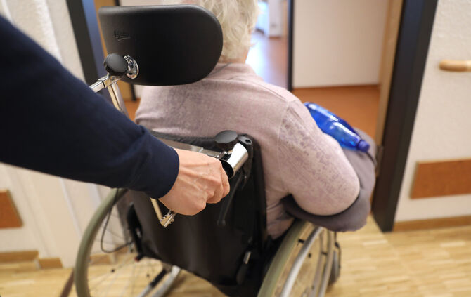 Pflege Pflegeheim Altenheim Heim Symbol Symbobild Symbolfoto