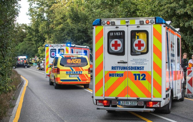Tödlicher Crash zwischen Motorrad und 3 Fahrzeugen - Biker kracht frontal in Transporter, zwei weitere PKW krachen in Unfallstel