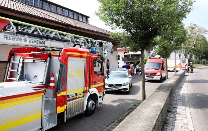 Person stürzt in tiefen Schacht - Feuerwehr muss zum Rettungseinsatz ausrücken