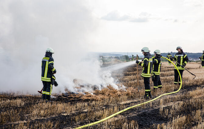 Brand auf Stoppelfeld, Leutenbach-Weiler zum Stein, 27.07.2022.