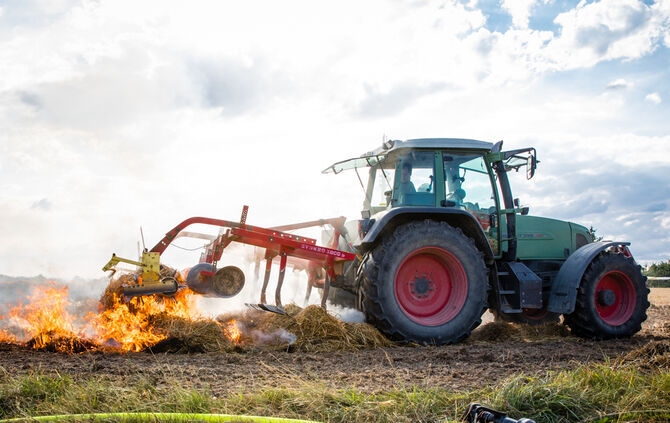 Brand auf Stoppelfeld, Leutenbach-Weiler zum Stein, 27.07.2022.