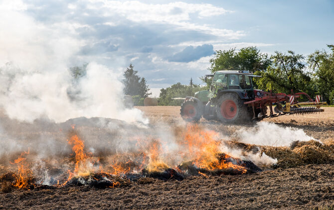 Brand auf Stoppelfeld, Leutenbach-Weiler zum Stein, 27.07.2022.