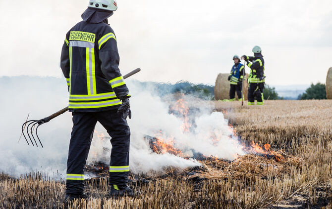 Brand auf Stoppelfeld, Leutenbach-Weiler zum Stein, 27.07.2022.