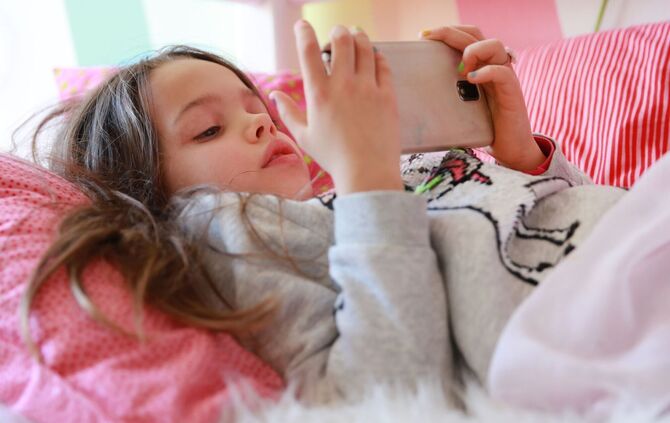 Kinder verbringen ihre Freizeit gern im Internet.
