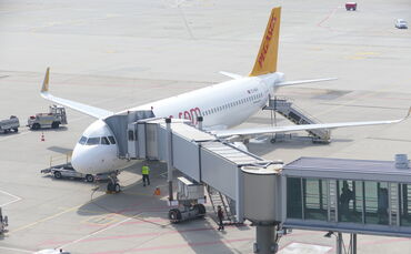 Passagiere Flughafen Flugzeug Fliegen Stuttgart Urlaub Ferien