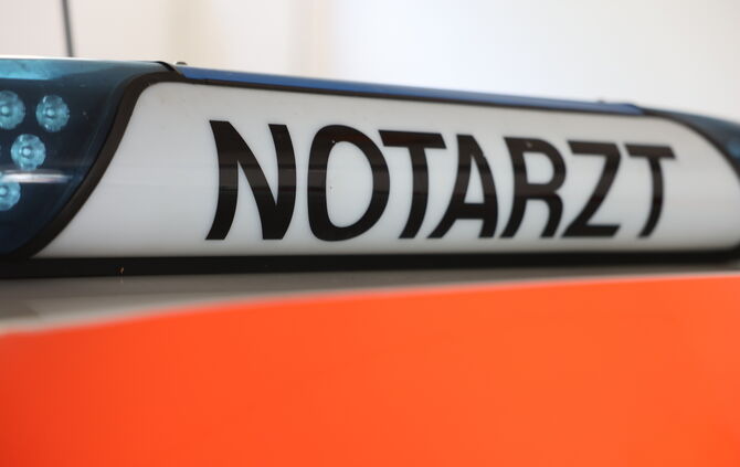 Blaulicht Rettungsdienst Rettungswagen Blaulichtdialog Symbol Symbolfoto Symbolbild