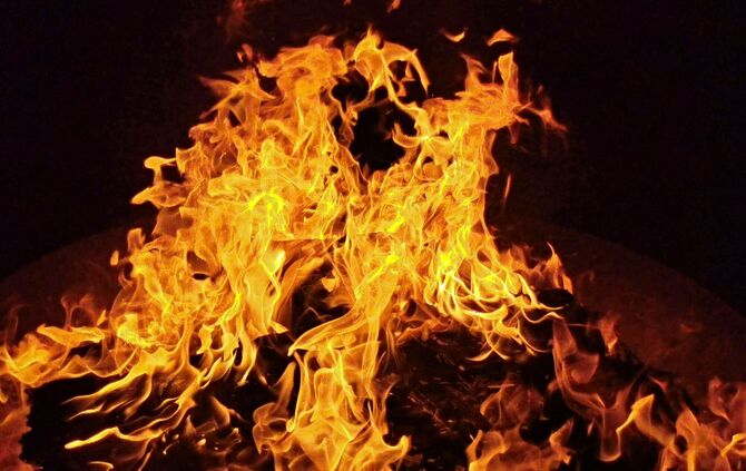 Feuer Brand Grillen Grillplatz Grillstelle Fleisch Symbol Symbolfoto Symbolbild