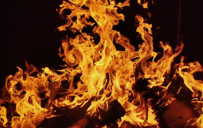 Feuer Brand Grillen Grillplatz Grillstelle Fleisch Symbol Symbolfoto Symbolbild