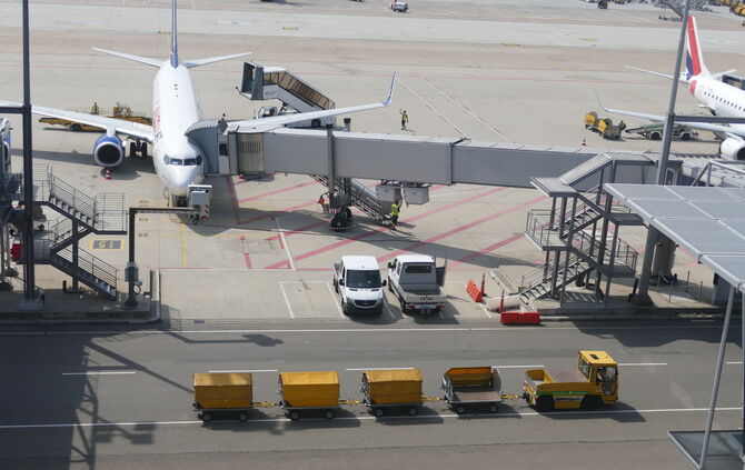 Flughafen Stuttgart Sommer Sommerferien Reisen Fliegen Urlaub Symbolfoto Symbolbild Symbol
