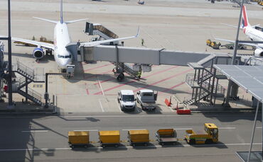 Flughafen Stuttgart Sommer Sommerferien Reisen Fliegen Urlaub Symbolfoto Symbolbild Symbol