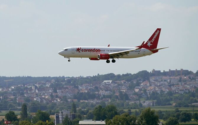 Flughafen Stuttgart Sommer Sommerferien Reisen Fliegen Urlaub Symbolfoto Symbolbild Symbol