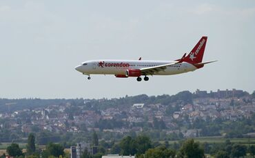 Flughafen Stuttgart Sommer Sommerferien Reisen Fliegen Urlaub Symbolfoto Symbolbild Symbol