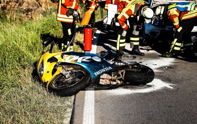 Owen: Motorradfahrer kracht frontal in PKW
