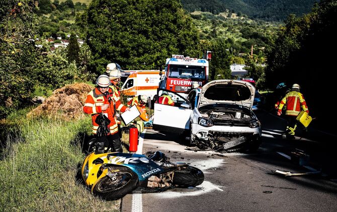 Owen: Motorradfahrer kracht frontal in PKW