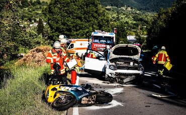 Owen: Motorradfahrer kracht frontal in PKW