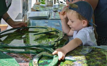 Die vielfältige Verwertung tropischer Nutzpflanzen ist am Aktionsstand kennen zu lernen.