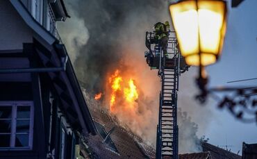 Esslingen: Brand in einem historischen Gebaeude in der Beutauvorstadt
