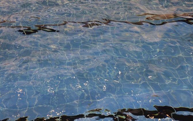 Schwimmbad Hallenbad Wasserbecken Schwimmbecken Symbolbild Symbol Symbolfoto