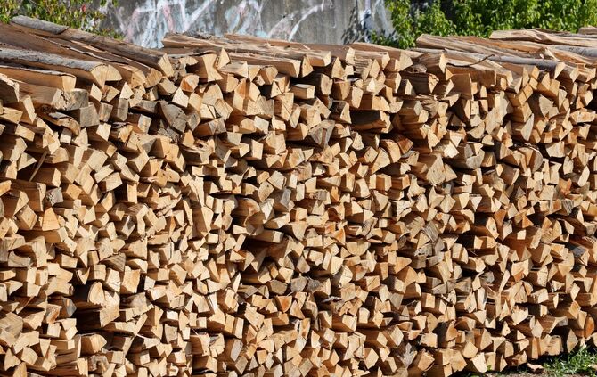 Holz Holzstapel Heizen Brennholz Symbol Symbolfoto Symbolbild