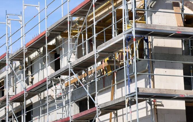 Baustelle Bauen Gerüst Immobilie Wohnen Hausbau Symbol Symbolfoto Symbolbild