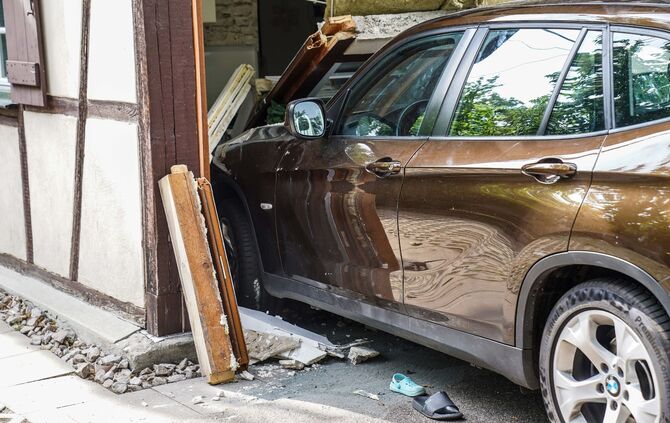 Esslingen-Mettingen: BMW durchbricht Wand von Fachwerkhaus und landet in der Kueche