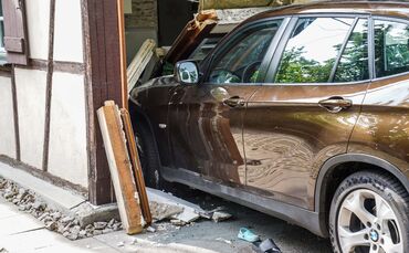 Esslingen-Mettingen: BMW durchbricht Wand von Fachwerkhaus und landet in der Kueche