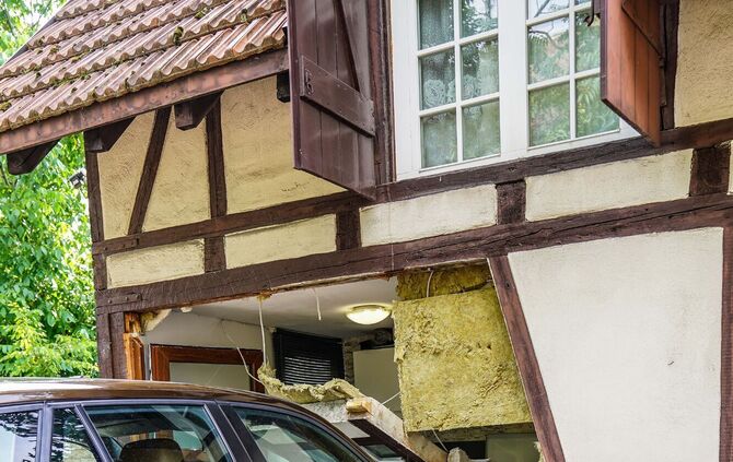 Esslingen-Mettingen: BMW durchbricht Wand von Fachwerkhaus und landet in der Kueche