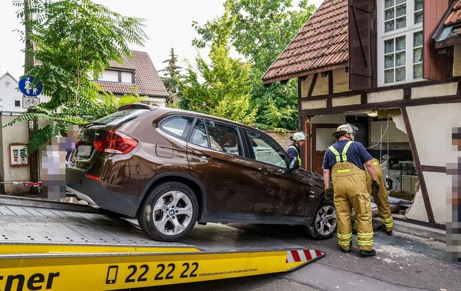 Esslingen-Mettingen: BMW durchbricht Wand von Fachwerkhaus und landet in der Kueche