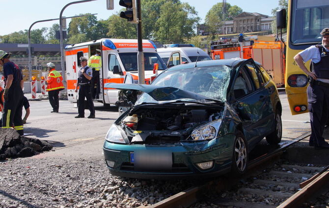 Stadtbahn mit PKW kollidiert - Fahrer schwer verletzt