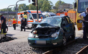 Stadtbahn mit PKW kollidiert - Fahrer schwer verletzt