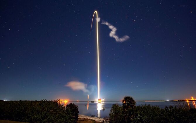 Perlenketten am Nachthimmel – Das Satelliten-Projekt Starlink