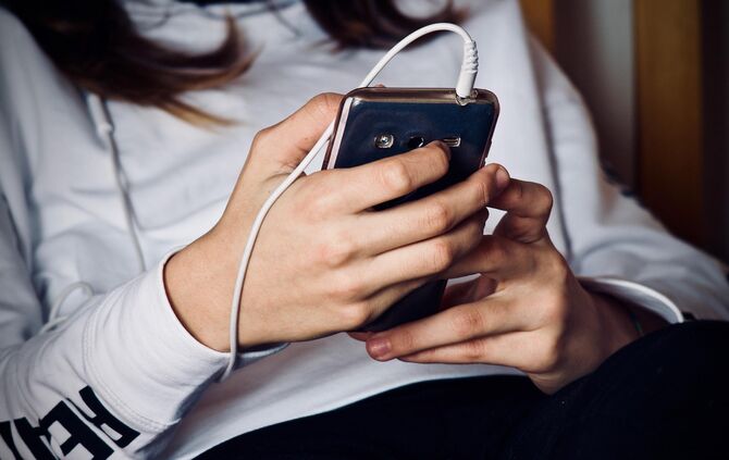 Jugendlich Jugendwort Frau Mädchen Handy Smarphone Symbol Symbolbild