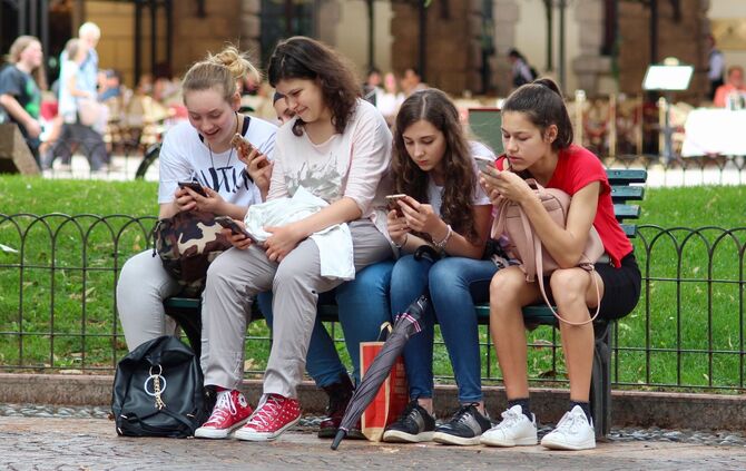 Gary Cassel - girls-3481791_1920