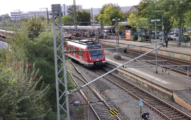 S-Bahn S2 Bahnhof Waiblingen Symbol Symbolfoto Symbolbild