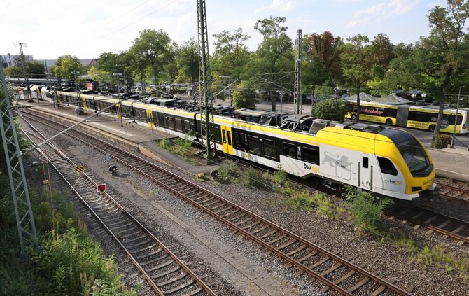 Go Ahead Go-Ahead Bahnverkehr Bahnhof Waiblingen Nahverkehr ÖPNV Zug Symbol Symbolbild Symbolfoto