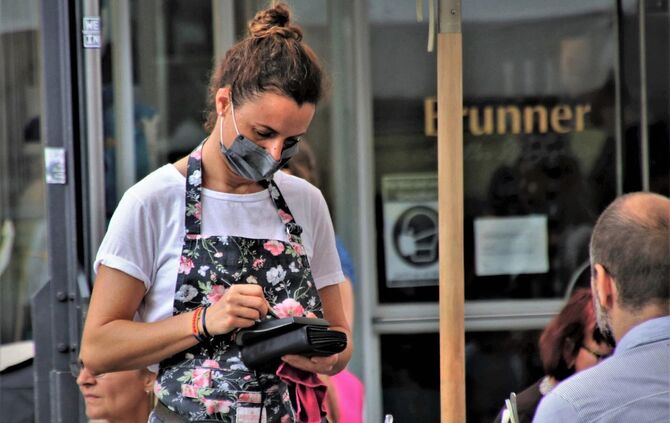 Wie rufe ich die Bedienung richtig?